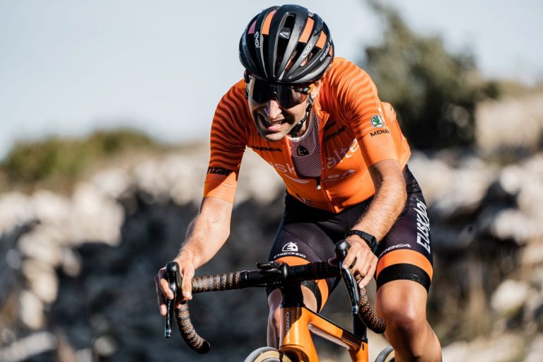 Mikel Bizkarra, adiós a la Itzulia; Richard Carapaz sigue