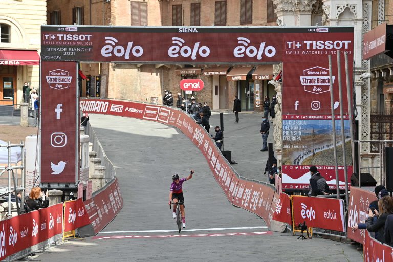 Strade Bianche Donne: Chantal Blaak vence en Siena (Vídeo)