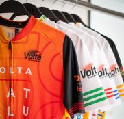 La Volta a Catalunya presenta los maillots oficiales de su edición 100