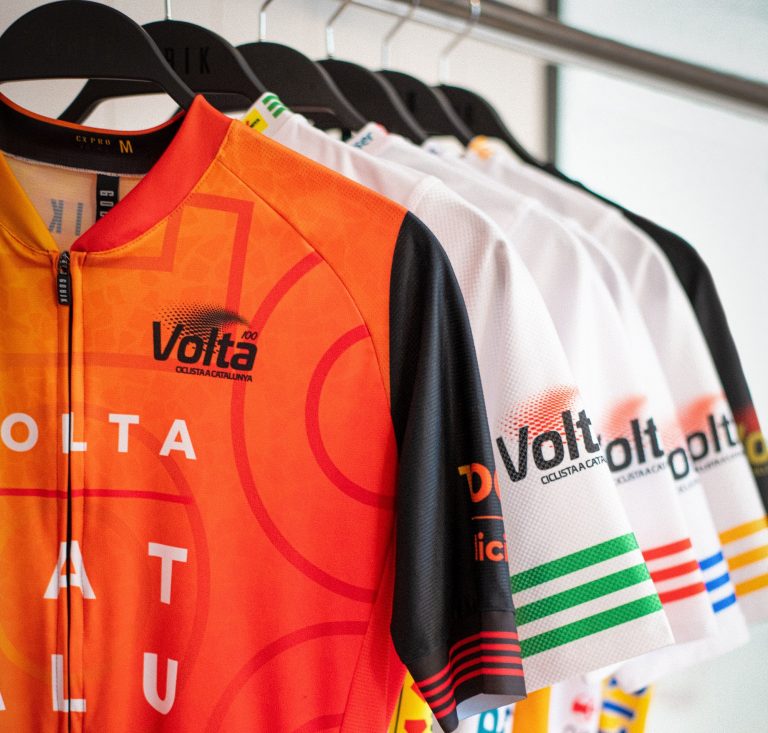 La Volta a Catalunya presenta los maillots oficiales de su edición 100