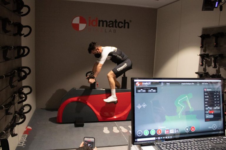 Joaquim Rodríguez revisa su posición con el sistema biomecánico Bike Lab