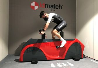 Joaquim Rodríguez revisa su posición con el sistema biomecánico Bike Lab