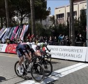 Tour Turquía: Jasper Philipsen bate a Greipel (Vídeo)