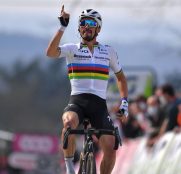 Flecha-Valona: Alaphilippe bate a Roglic en Huy (Vídeo)