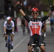 Giro Italia: Caleb Ewan gana en Cattolica (Vídeo)