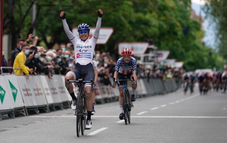 Clásicas Navarra: Arlenis Sierra gana en Pamplona (Vídeo)