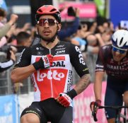 Giro Italia: Caleb Ewan, un cohete en Termoli (Vídeo)
