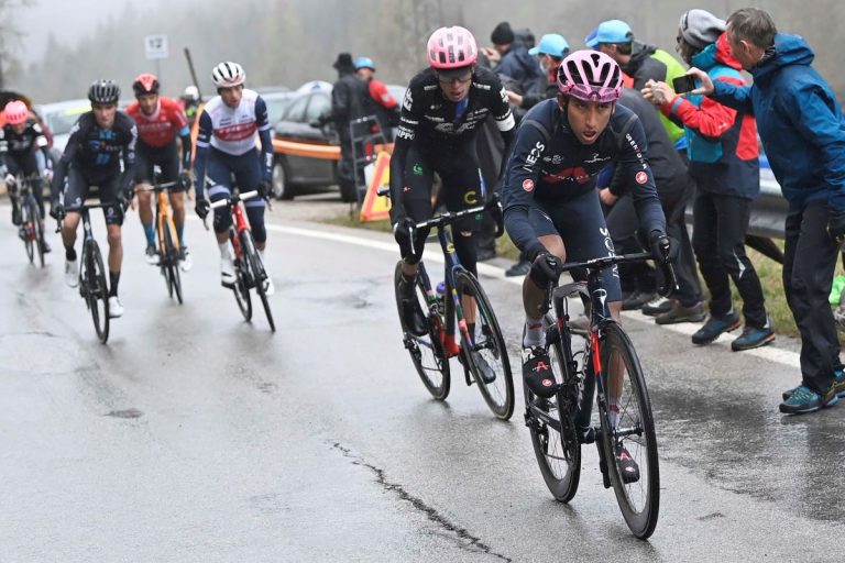 egan-bernal-hugh-carthy-etapa16-giro-italia-2021-passo-giau