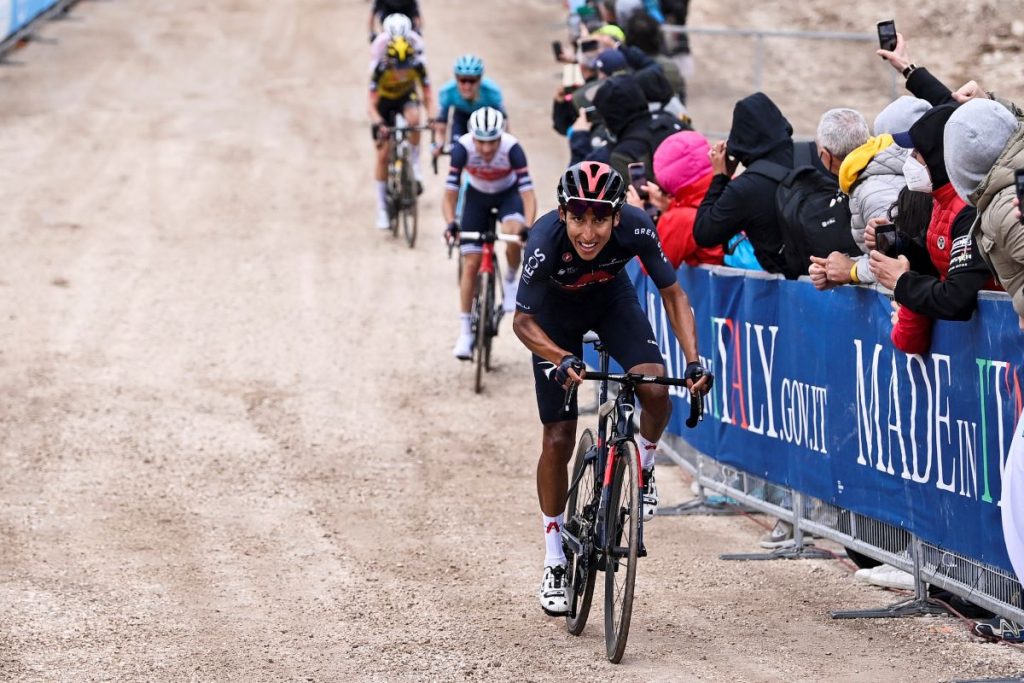 egan-bernal-ineos-giro-2021-sterrato