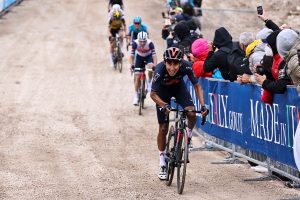 egan-bernal-ineos-giro-2021-sterrato