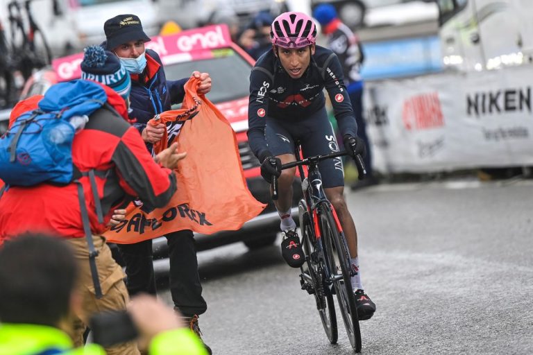 egan-bernal-ineos-giro-italia-2021-etapa16-giau