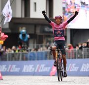 egan-bernal-ineos-giro-italia-2021-etapa16-meta
