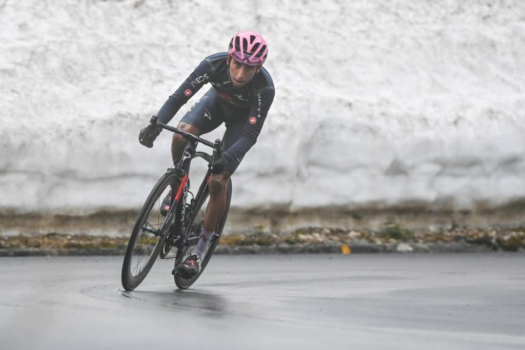 egan-bernal-ineos-giro-italia-2021-etapa16-passo-giau