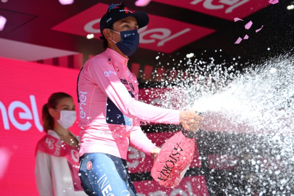 egan-bernal-ineos-giro-italia-2021-maglia-rosa