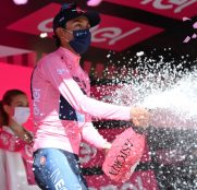 egan-bernal-ineos-giro-italia-2021-maglia-rosa