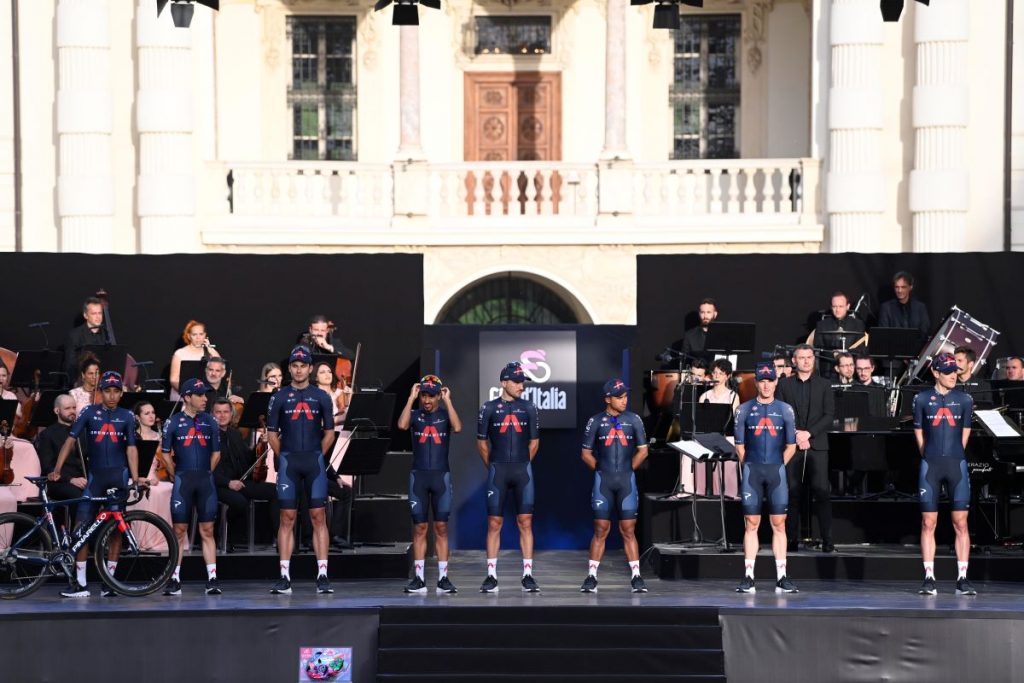 egan-bernal-ineos-giro-italia-2021-presentacion