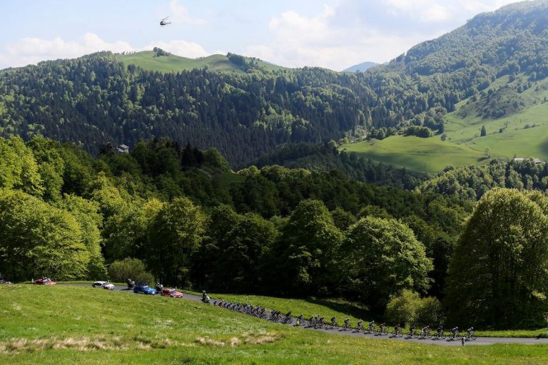 giro-italia-2021-etapa17-peloton