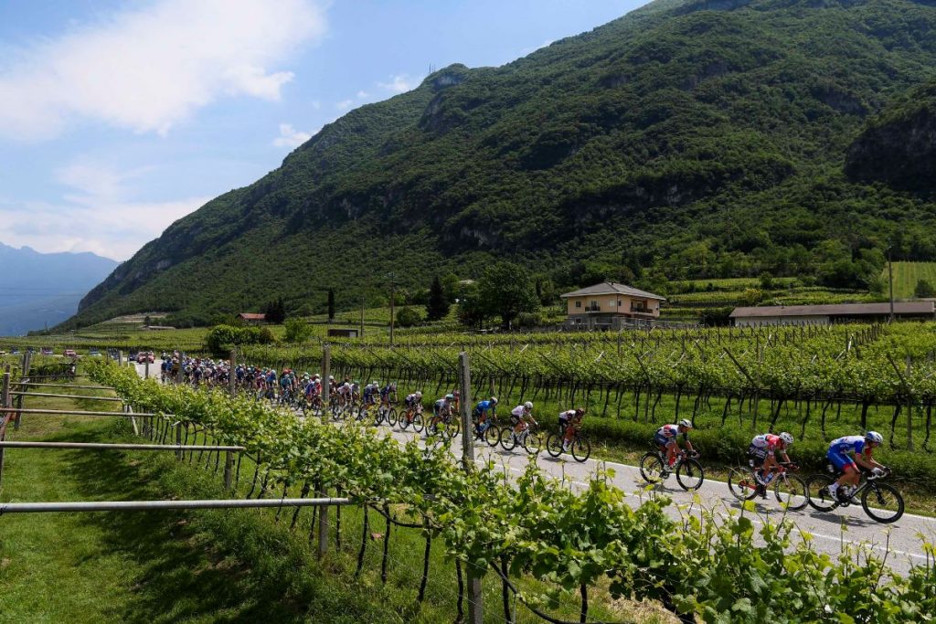 giro-italia-2021-etapa18-peloton