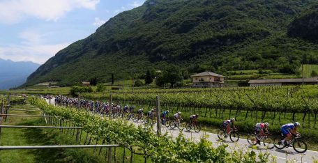 giro-italia-2021-etapa18-peloton