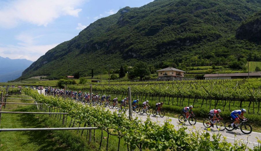 giro-italia-2021-etapa18-peloton