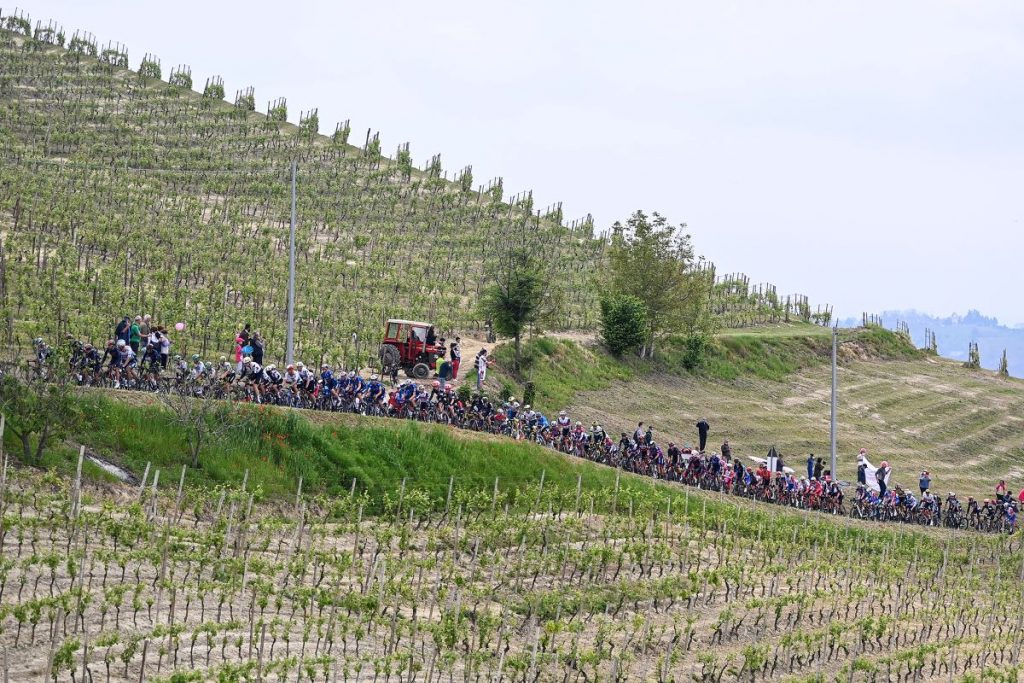 giro-italia-2021-etapa3-peloton