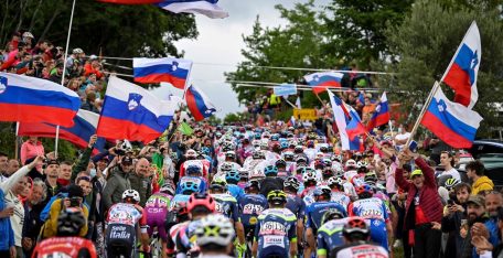 giro-italia-2021-peloton-eslovenia