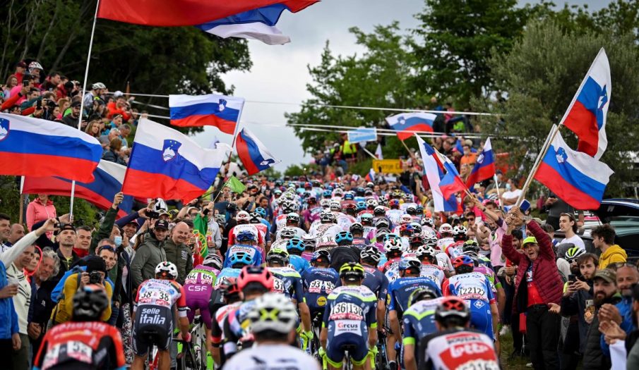 giro-italia-2021-peloton-eslovenia