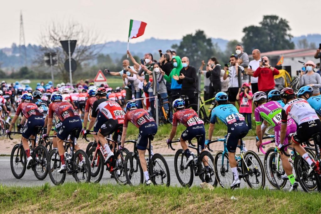 giro-italia-2021-peloton-etapa2