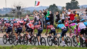 giro-italia-2021-peloton-etapa2