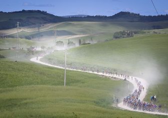 giro-italia-2021-sterrato-peloton-1