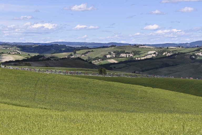giro-italia-2021-sterrato-peloton-2