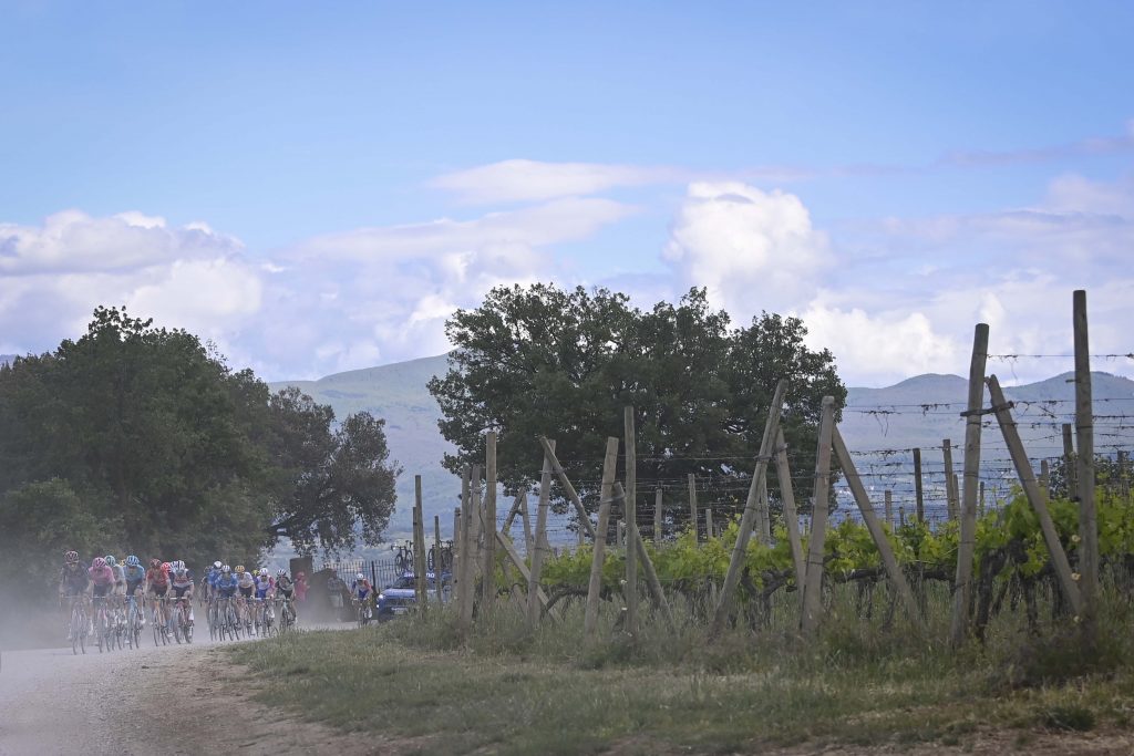 giro-italia-2021-sterrato-peloton-7
