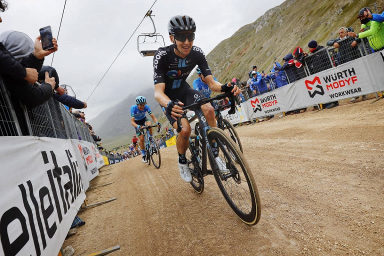 jai-hindley-team-dsm-giro-italia-2021-abandono