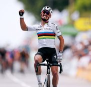 julian-alaphilippe-deceuninck-quickstep-tour-francia-2021-etapa1-meta