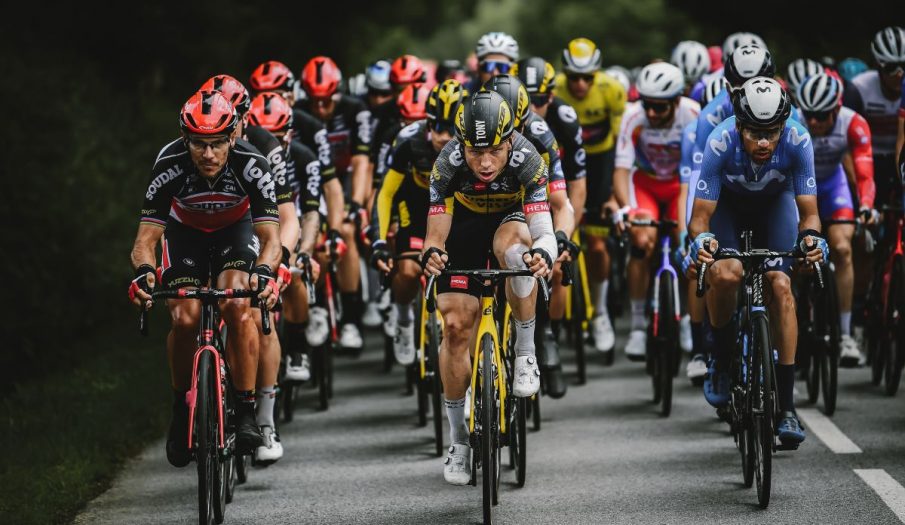 philippe-gilbert-tony-martin-jorge-arcas-peloton-tour-francia-2021-etapa3