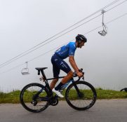 Enric Mas paga la presión y los platos rotos de Movistar y todo el ciclismo español