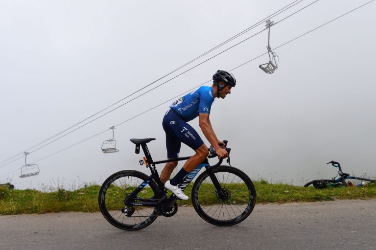 Enric Mas paga la presión y los platos rotos de Movistar y todo el ciclismo español