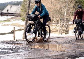 El ‘bikepacking’ perfecto con Ortlieb: Las bolsas esenciales para tu aventura