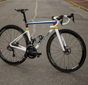 La Cannondale SuperSix de Elisa Balsamo: Un arcoíris con personalidad