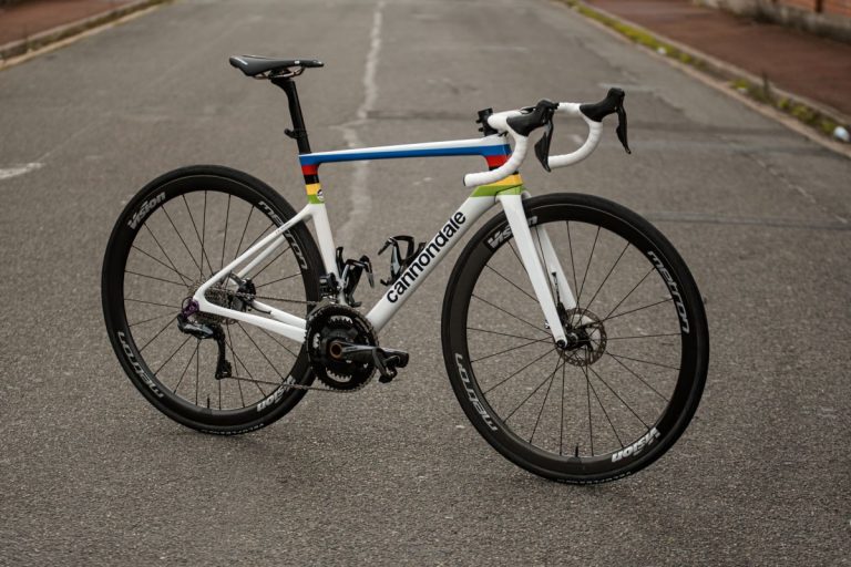 La Cannondale SuperSix de Elisa Balsamo: Un arcoíris con personalidad