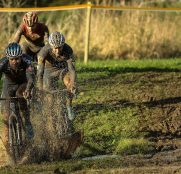 Van der Poel se desespera frente a la superioridad de Van Aert