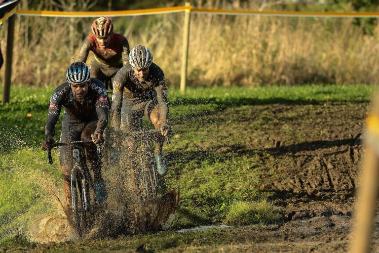 Van der Poel se desespera frente a la superioridad de Van Aert