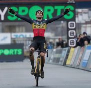 Van Aert, superior en Heusden-Zolder; Van der Poel abandona