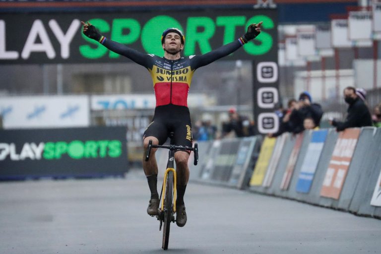 Van Aert, superior en Heusden-Zolder; Van der Poel abandona