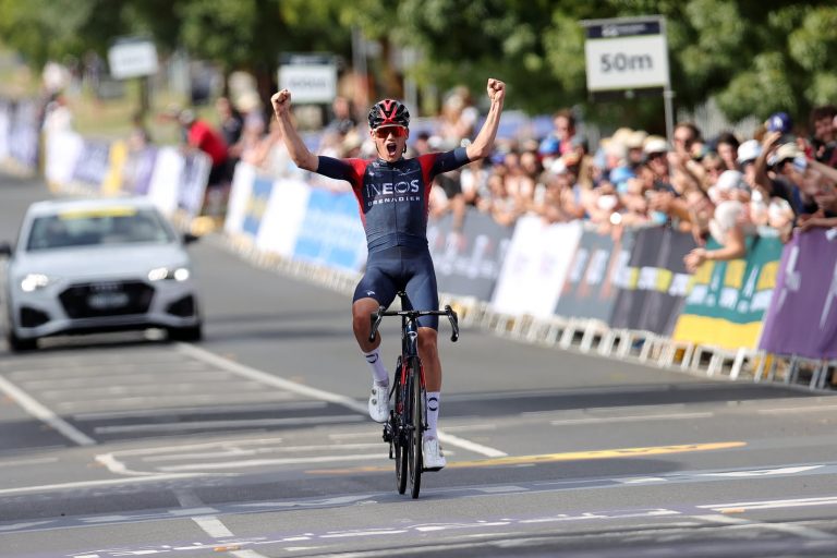 Australia: Luke Plapp da la primera victoria del año al Ineos Grenadiers (Vídeo)
