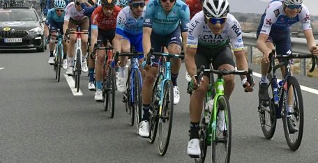 La Vuelta a Andalucía, el reino del territorio rompepiernas (dorsales oficiales)