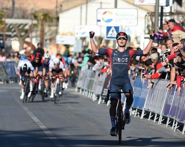 Vuelta Andalucía: Magnus Sheffield gana en Baza