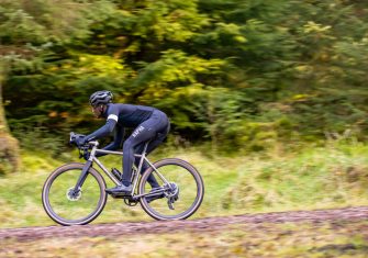 Cadex AR: Un paso decisivo en el gravel con ruedas, cubiertas y un manillar