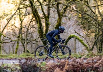 Cadex AR: Un paso decisivo en el gravel con ruedas, cubiertas y un manillar