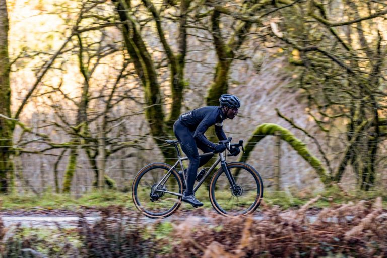 Cadex AR: Un paso decisivo en el gravel con ruedas, cubiertas y un manillar